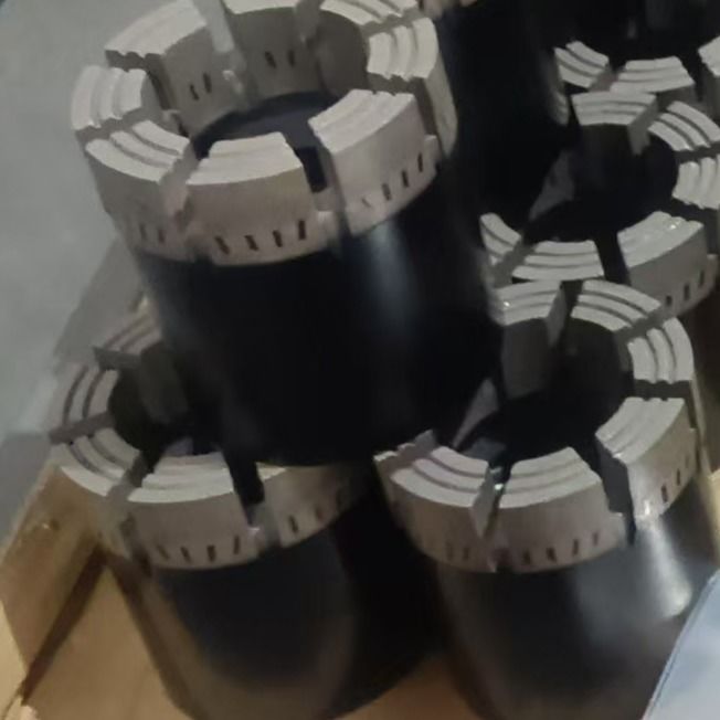 Bits de diamants à profil semi-arrondis pour l'extraction de noyaux de roche moyenne à dure