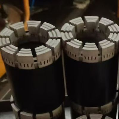 Bits de diamant imprégnés optimisés pour un forage efficace dans des formations de dureté moyenne à ultra dure