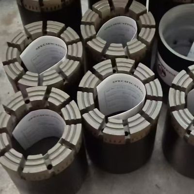 Bits de diamant imprégnés optimisés pour un forage efficace dans des formations de dureté moyenne à ultra dure
